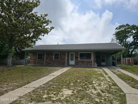 2330 Middlecoff Dr, Gulfport, MS 39507