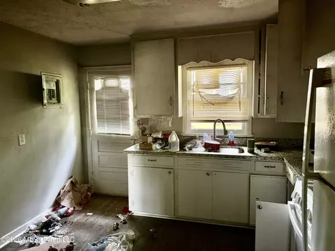 Kitchen - 130 Wacker Dr, Jackson, MS 39206 photo 2 of 2