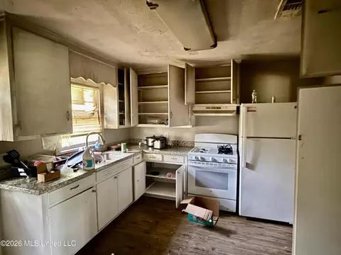 Kitchen - 130 Wacker Dr, Jackson, MS 39206 photo 1 of 2