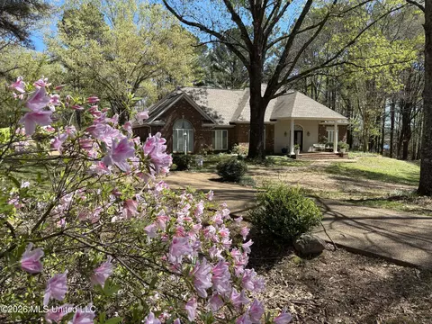 206 Crescent H Dr, Terry, MS 39170