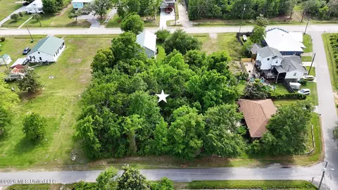 423 Water St, Waveland, MS 39576