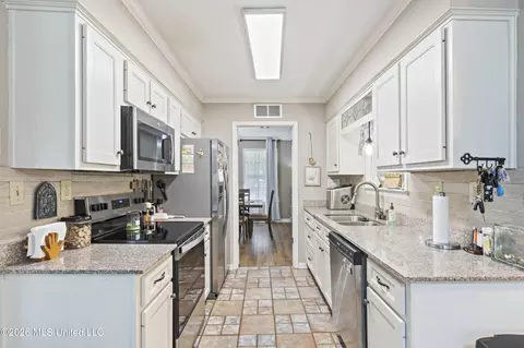 Kitchen - 4513 Big Horn Dr, Nesbit, MS 38651 photo 3 of 3