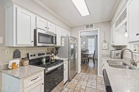 Kitchen - 4513 Big Horn Dr, Nesbit, MS 38651 photo 2 of 3