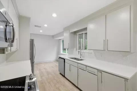 Kitchen - 163 Chippewa Cir, Jackson, MS 39211 photo 3 of 5