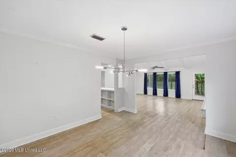 Living - 163 Chippewa Cir, Jackson, MS 39211 photo 5 of 5