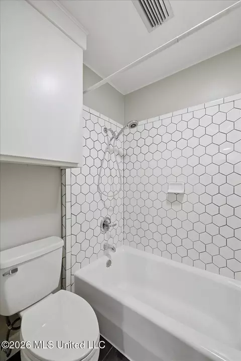 Bath - 163 Chippewa Cir, Jackson, MS 39211 photo 2 of 3
