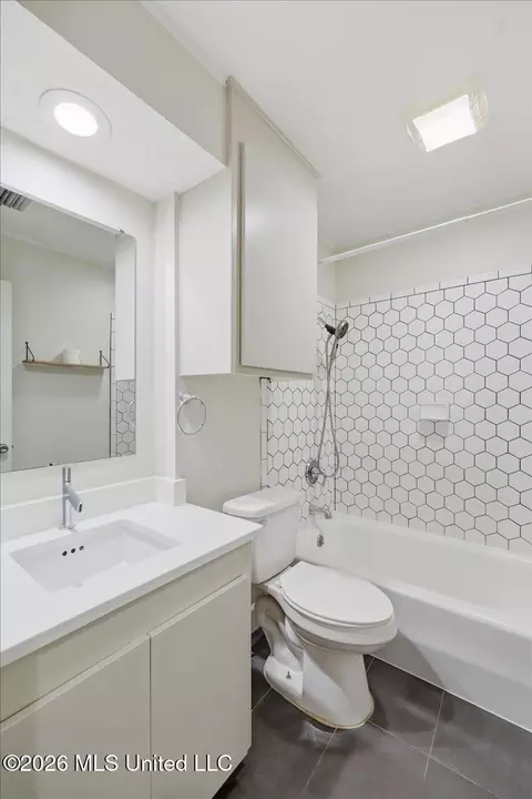 Bath - 163 Chippewa Cir, Jackson, MS 39211 photo 3 of 3