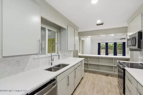 Kitchen - 163 Chippewa Cir, Jackson, MS 39211 photo 4 of 5