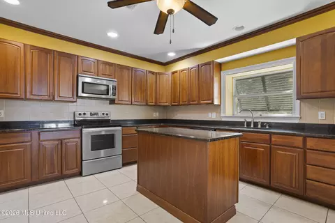 Kitchen - 1100 E Beach Blvd, Long Beach, MS 39560 photo 3 of 4