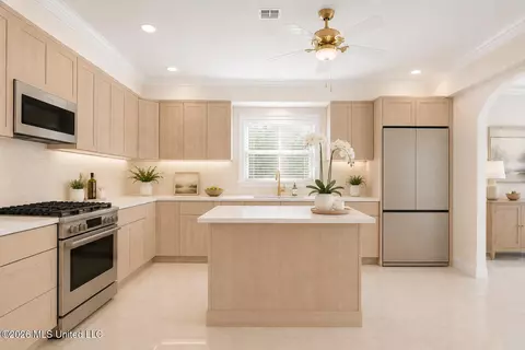 Kitchen - 1100 E Beach Blvd, Long Beach, MS 39560 photo 6 of 6