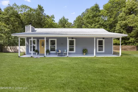 721 Nicholson Ave, Waveland, MS 39576