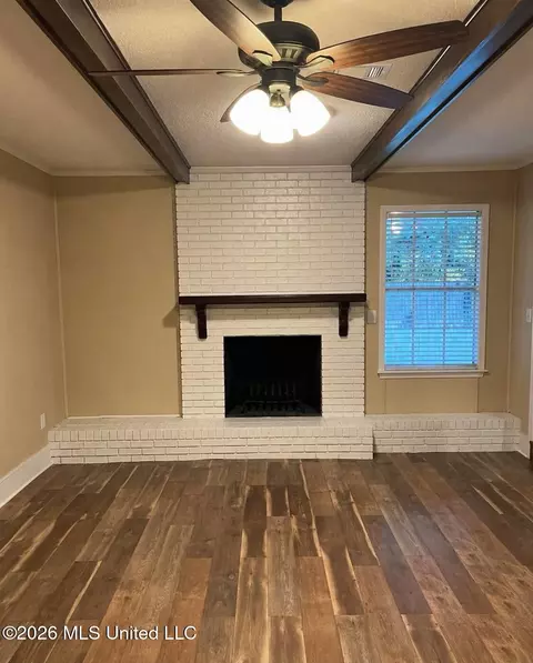 Living - 2336 Castle Hill Dr, Jackson, MS 39204 photo 2 of 3