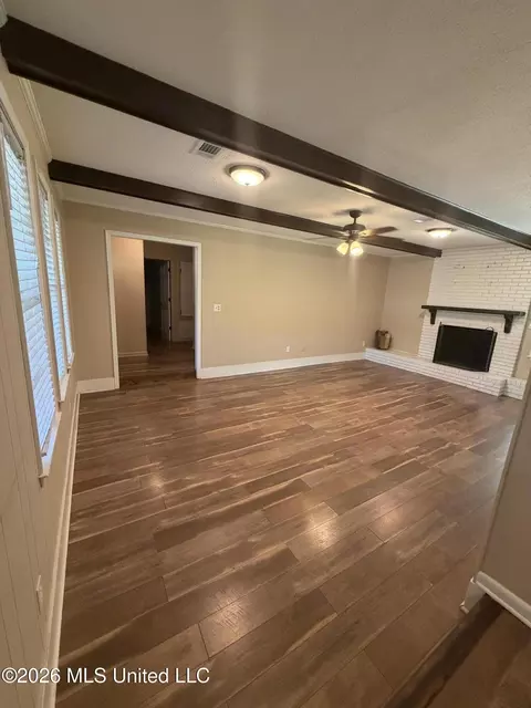 Living - 2336 Castle Hill Dr, Jackson, MS 39204 photo 3 of 3