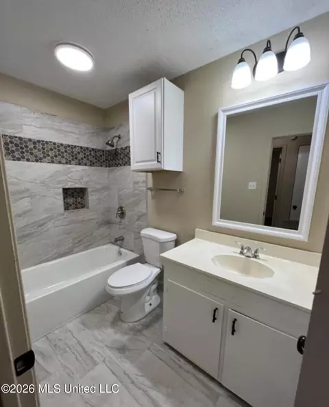 Bath - 2336 Castle Hill Dr, Jackson, MS 39204 photo 1 of 5