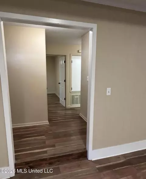 Entry Way - 2336 Castle Hill Dr, Jackson, MS 39204 photo 1 of 4