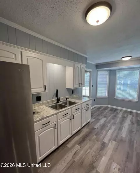 Kitchen - 2336 Castle Hill Dr, Jackson, MS 39204 photo 2 of 2