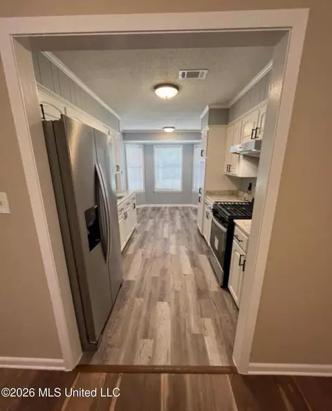 Entry Way - 2336 Castle Hill Dr, Jackson, MS 39204 photo 2 of 4