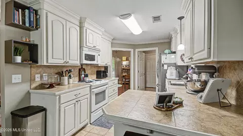 Kitchen - 304 Spring Hill Pt, Brandon, MS 39047 photo 2 of 2