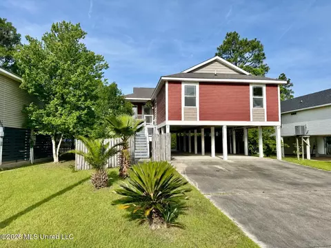 203 Pinewood Dr, Pass Christian, MS 39571