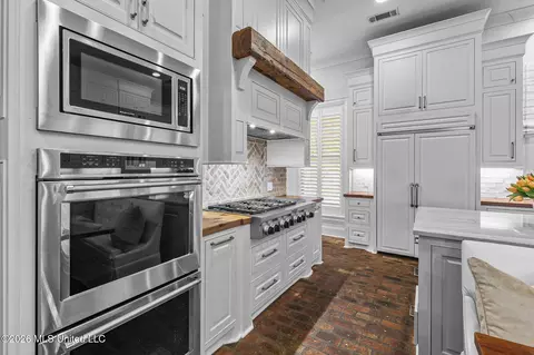 Kitchen - 404 Cedarmont Dr, Madison, MS 39110 photo 3 of 7