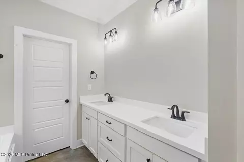 Bath - 199 Lake Harbor Rd, Brandon, MS 39047 photo 1 of 1