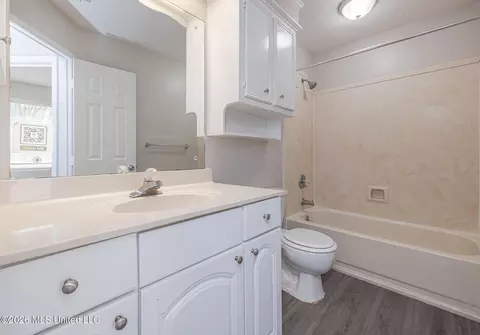 Bath - 817 Pickford Pt, Madison, MS 39110 photo 1 of 3