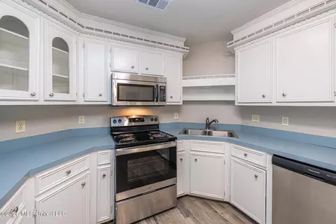 Kitchen - 817 Pickford Pt, Madison, MS 39110 photo 2 of 2