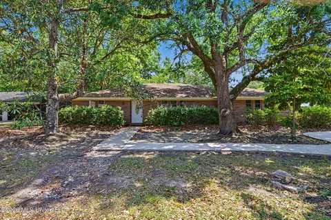 831 Graveline Rd, Gautier, MS 39553