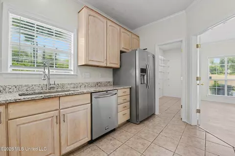 Kitchen - 89357 E Diamondhead Dr, Diamondhead, MS 39525 photo 2 of 2