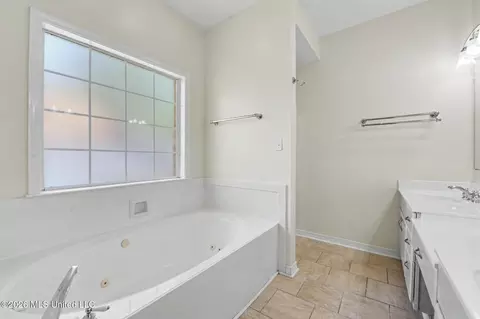 Bath - 89357 E Diamondhead Dr, Diamondhead, MS 39525 photo 2 of 4