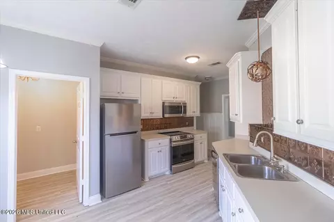 Kitchen - 220 Moss Valley Cir, Brandon, MS 39042 photo 1 of 3