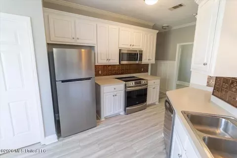 Kitchen - 220 Moss Valley Cir, Brandon, MS 39042 photo 2 of 3
