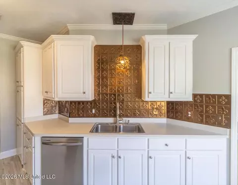 Kitchen - 220 Moss Valley Cir, Brandon, MS 39042 photo 3 of 3