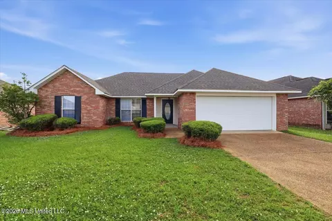 1048 Bullrun Cir, Byram, MS 39272