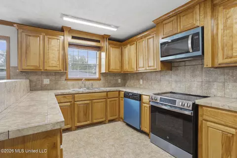 Kitchen - 576 Woodson Dr, Jackson, MS 39206 photo 1 of 2