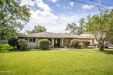 2312 Santa Cruz St, Gautier, MS 39553