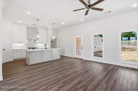Living - 137 Bronson Bnd, Flowood, MS 39232 photo 2 of 4