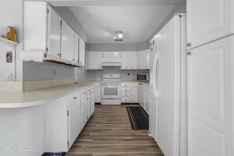 Kitchen - 682 Auahi Pl, Diamondhead, MS 39525 photo 2 of 5