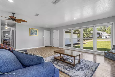 Living - 682 Auahi Pl, Diamondhead, MS 39525 photo 7 of 12