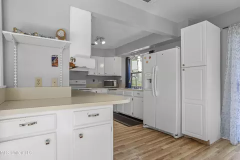 Kitchen - 682 Auahi Pl, Diamondhead, MS 39525 photo 1 of 5