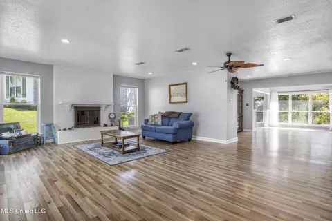 Living - 682 Auahi Pl, Diamondhead, MS 39525 photo 8 of 12