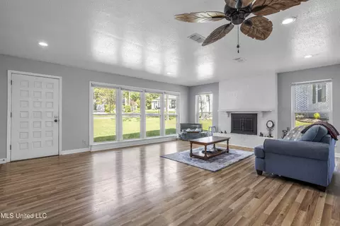 Living - 682 Auahi Pl, Diamondhead, MS 39525 photo 2 of 12