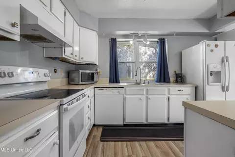 Kitchen - 682 Auahi Pl, Diamondhead, MS 39525 photo 5 of 5