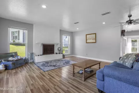 Living - 682 Auahi Pl, Diamondhead, MS 39525 photo 6 of 12