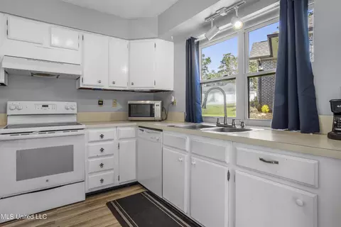 Kitchen - 682 Auahi Pl, Diamondhead, MS 39525 photo 3 of 5