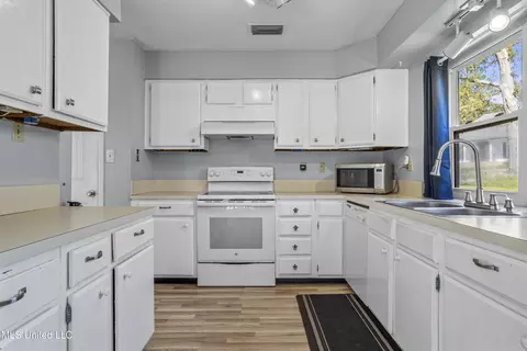 Kitchen - 682 Auahi Pl, Diamondhead, MS 39525 photo 4 of 5