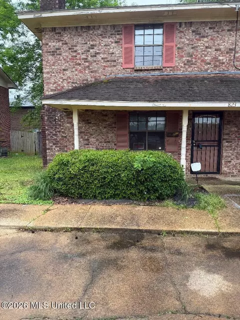 823 N Woodbury Rd, Jackson, MS 39206