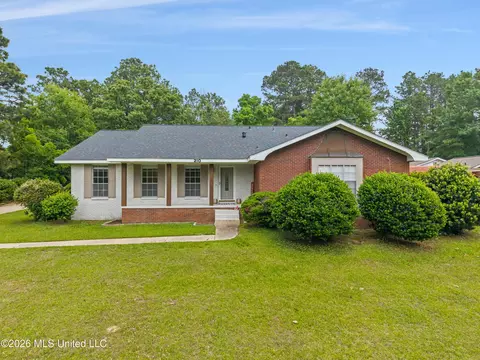 210 E Lakeside Dr, Hattiesburg, MS 39402