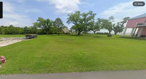 108 Market St, Waveland, MS 39576