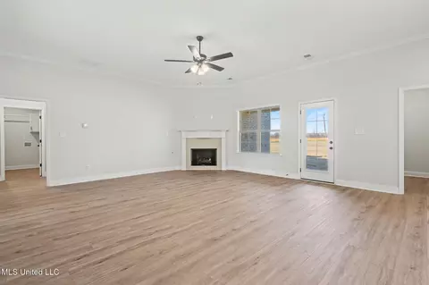 Living - 2521 Scott Meadows Ln, Hernando, MS 38632 photo 2 of 3